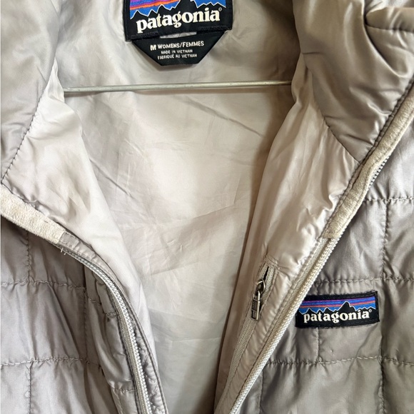 Patagonia Women's Light Silver Quilted Puffer Jacket - Picture 3 of 11